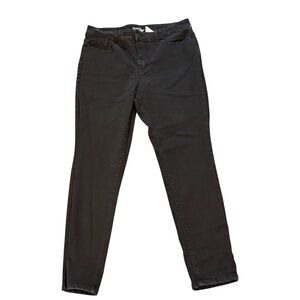 Women's plus size Black skinny Jeans.